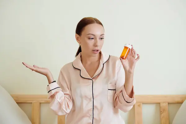 Förvirrad Ung Kvinna Som Visar Piller Som Inte Fungerar — Stockfoto