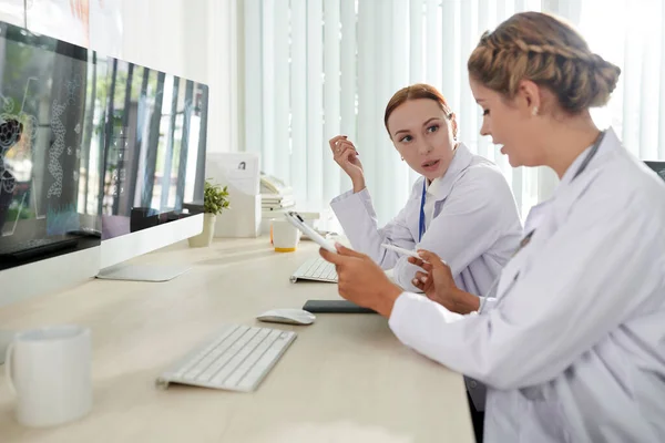 Serious Female Scientists Discussing Results Research Were Working — Stock Photo, Image