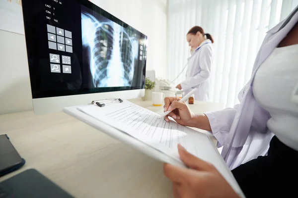 Immagine Ritagliata Del Polmonologo Che Controlla Polmoni Radiografia Del Paziente — Foto Stock
