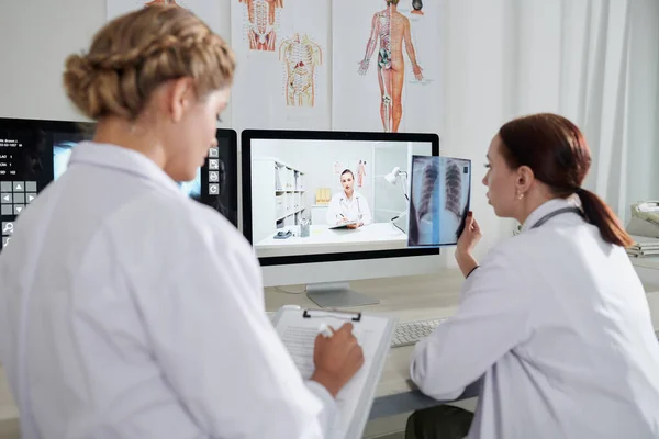 医疗工作者小组在网上讨论胸部X光检查 — 图库照片