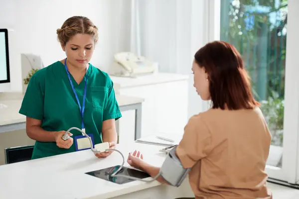 女性患者の血圧を測定する医療看護師 — ストック写真