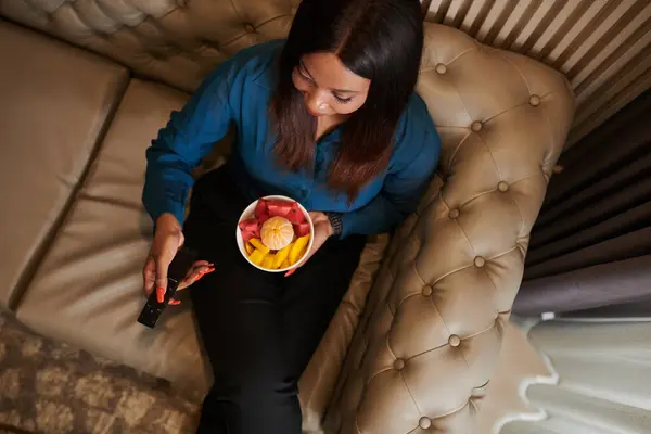 Mujer Comiendo Frutas Frescas Ver Programa Favorito Televisión Casa — Foto de Stock