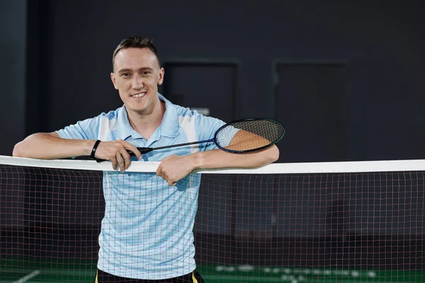 Gülümseyen Profesyonel Badminton Oyuncusu Elinde Raketle Ağda Duruyor — Stok fotoğraf