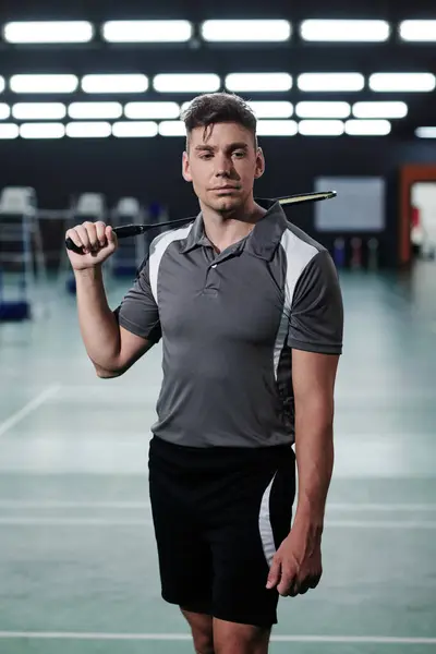 Porträtt Seriösa Unga Idrottsman Poserar Med Badminton Racket — Stockfoto