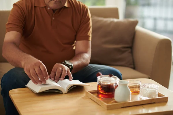 Cropped Image Aged Man Enjoying Drinking Tea Reading New Novel — Stock Photo, Image