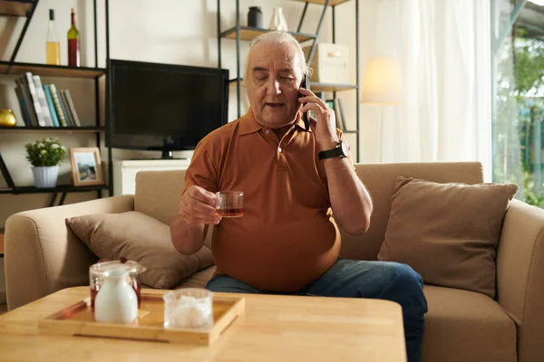 Portret Van Een Oudere Man Die Thee Drinkt Telefoon Met — Stockfoto