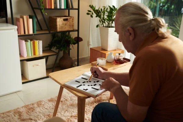 老年人整天呆在家里喝茶 玩填字游戏 — 图库照片