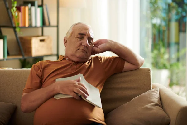 Starší Muž Usnul Gauči Obývacím Pokoji Při Čtení Románu — Stock fotografie