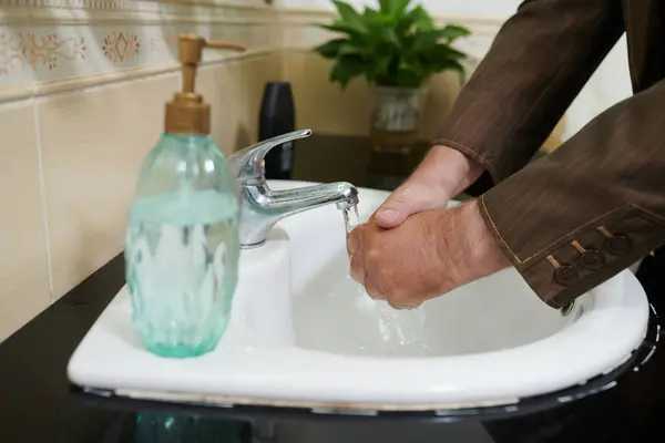 Senior Man Wassen Handen Met Vloeibare Zeep Onder Leidingwater Badkamer — Stockfoto
