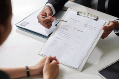 İK yöneticisinin elleri başvuru sahibinden iş sözleşmesi imzalamasını istiyor.