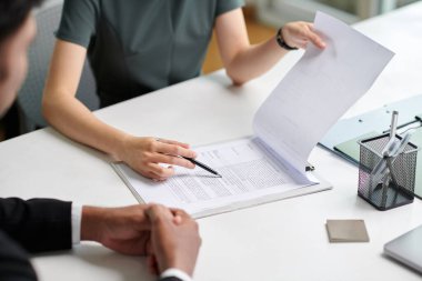 İnsan kaynakları yöneticisi yeni çalışanla sözleşme detaylarını tartışıyor
