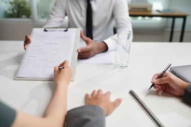 Şirket İK müdürü yeni çalışandan iş sözleşmesi imzalamasını istiyor.