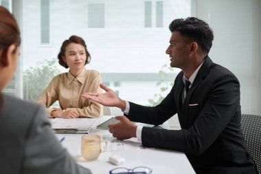 Genç girişimci toplantıda meslektaşlarıyla fikir paylaşıyor