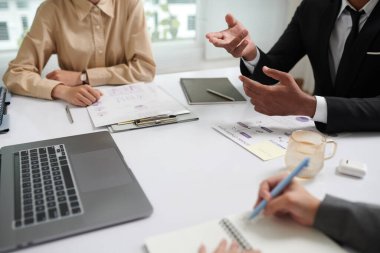 İş adamlarının çevrimiçi toplantıda iş arkadaşlarıyla konuştuğu görüntüler.