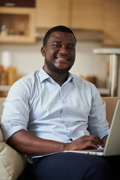 Retrato Hombre Negro Sonriente Camisa Trabajando Ordenador Portátil Casa Debido —  Fotos de Stock