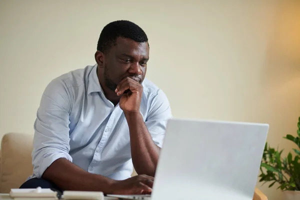 Hombre Negro Pensativo Aprendiendo Controlar Las Finanzas Personales Invertir Acciones —  Fotos de Stock