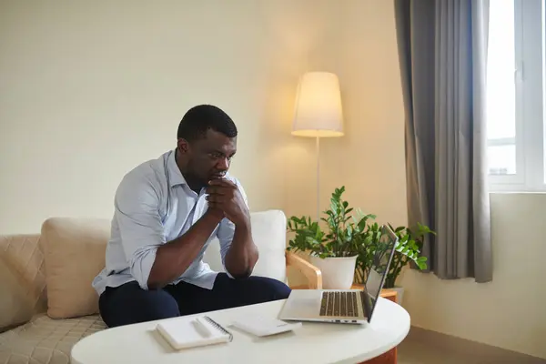 Pensativo Hombre Negro Viendo Vídeo Sobre Gestión Las Finanzas Personales —  Fotos de Stock