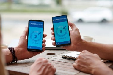 İş adamının cep telefonu uygulaması ile arkadaşına para transferi görüntüsü
