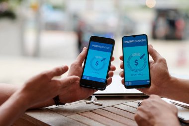 Para transferi sırasında bankacılık mobil uygulaması kullanan işadamları