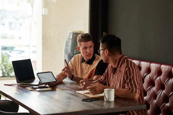 Team Erhvervsdrivende Diskuterer Handelsplan Når Møde Coffeeshop - Stock-foto