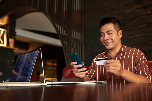 Usmívající Muž Nahrávání Aplikace Obchodování Akciemi Zadávání Informací Kreditní Kartě — Stock fotografie