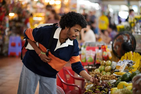 Man Buying Fresh Organic Fruits Vegetables Local Market — Stock Photo, Image