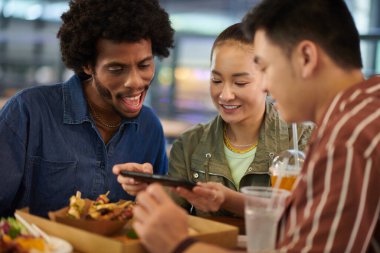 Bir grup arkadaş marketten aldıkları sokak yemeklerini çekiyorlar.