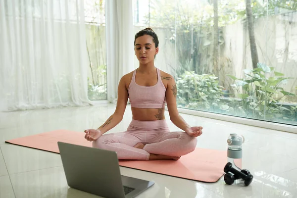 Junge Frau Lernt Meditation Schaut Online Unterricht — Stockfoto