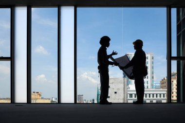 Foreman inşaat işçisiyle konuşuyor. Bugünkü görevini anlatıyor.