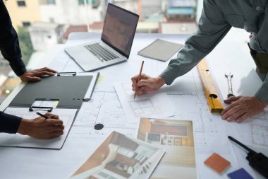 Apartman planı üzerinde çalışan mimar ve mühendis