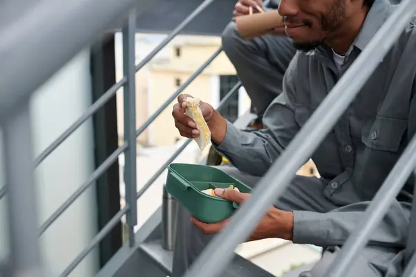Uśmiechnięty Budowniczy Szarości Ogólnie Jedzenie Kanapki Jajkiem Lunch — Zdjęcie stockowe