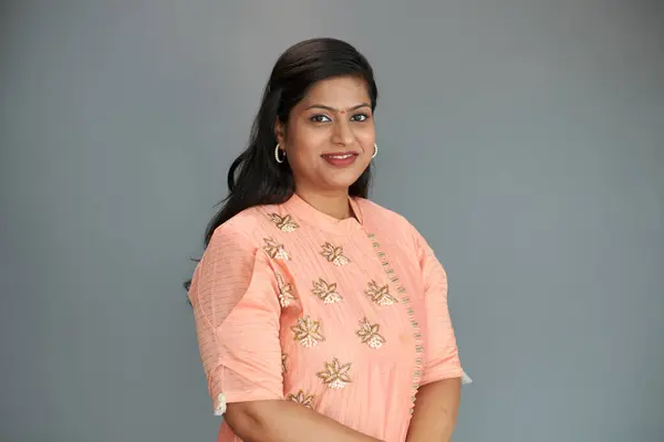 Portrett Smilende Moden Indisk Kvinne Fersken Kjole Ser Kamera – stockfoto