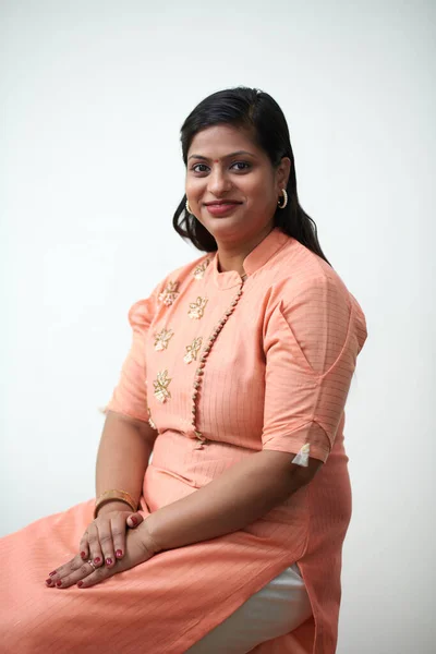 Portrett Smilende Moden Indisk Kvinne Tradisjonell Kjole – stockfoto