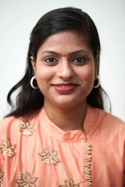 Portrett Munter Indisk Moden Kvinne Med Bindi Panne Ser Kamera – stockfoto