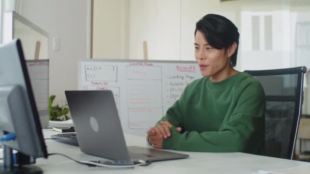 Orta Boy Asyalı Erkek Çalışanın Ofiste Dizüstü Bilgisayarın Önünde Otururken — Stok video
