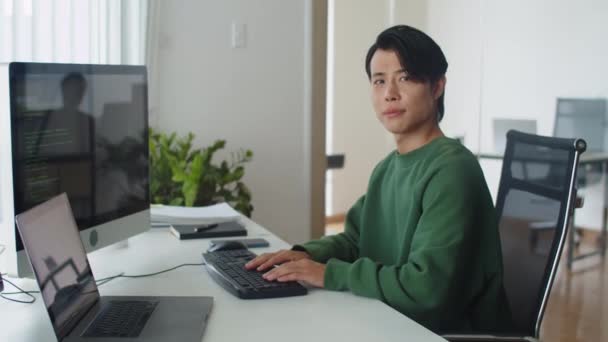 Retrato Programador Sorridente Digitando Código Teclado Enquanto Sentado Local Trabalho — Vídeo de Stock