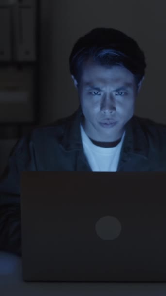 Imagem Vertical Desenvolvedor Masculino Trabalhando Laptop Noite Para Cumprir Prazo — Vídeo de Stock