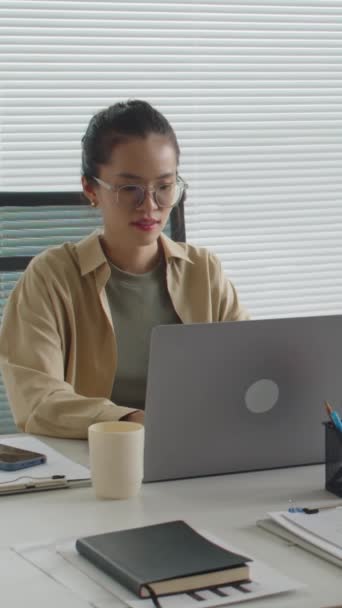 Tiro Vertical Mulher Asiática Desenvolvedor Trabalhando Laptop Mesa Escritório Moderno — Vídeo de Stock