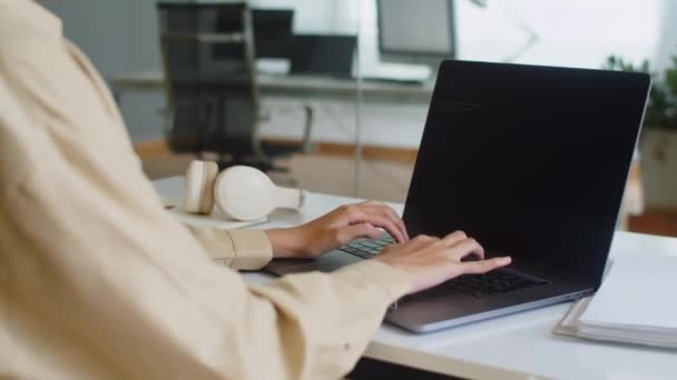 Tiro Cortado Código Escrita Engenheiro Software Feminino Irreconhecível Usando Laptop — Vídeo de Stock