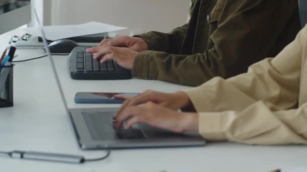 Close Mãos Gerentes Masculinos Femininos Trabalhadores Digitando Laptop Computador Escritório — Vídeo de Stock