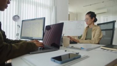 Ofis bilgisayarlarında çalışan düşünceli yazılımcıların müşteriler için yazılım donanımı geliştirirken çekimleri