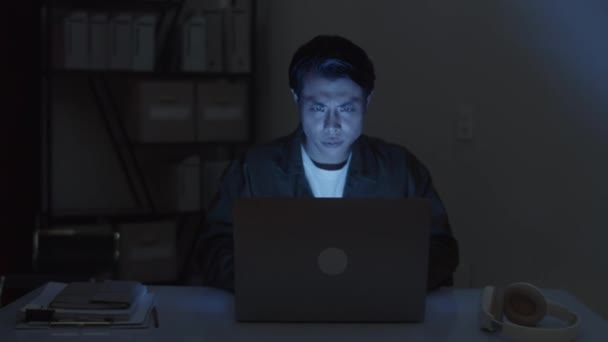 Tiro Médio Desenvolvedor Software Sério Trabalhando Laptop Tarde Noite Escritório — Vídeo de Stock