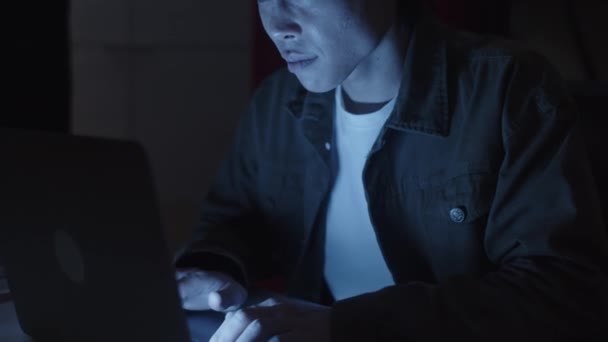 Incline Tiro Codificador Masculino Pensativo Trabalhando Projeto Sentado Frente Laptop — Vídeo de Stock