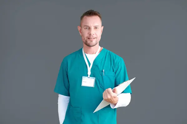 Porträtt Manlig Sjuksköterska Gröna Buskar Håller Urklipp — Stockfoto