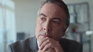 Ofiste kalırken bir şeyler düşünen düşünceli erkek girişimcilere yakın durun.