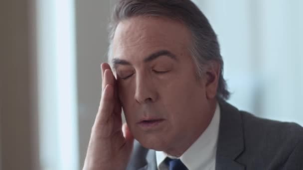 Großaufnahme Eines Erschöpften Geschäftsmannes Der Migräne Leidet Während Bis Spät — Stockvideo