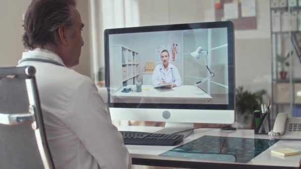 Moden Mandlig Radiolog Hvid Frakke Diskuterer Patienter Røntgenscanning Med Kvindelig – Stock-video