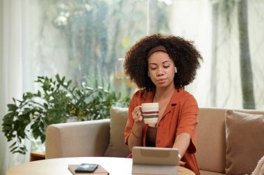 Sabah kahvesi ve video içen bir kadın iş arkadaşını arayıp günün planlarını soruyor.