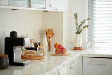 Mutfak tezgahında taze elmalar olan cam kase.