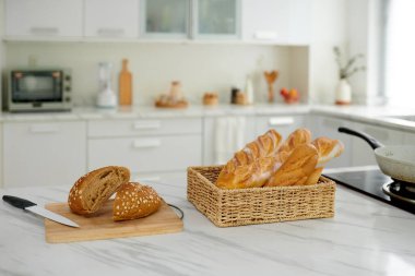 Mutfak tezgahında taze ekmek somunları